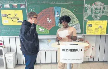 ?? FOTO: FRIEDRICH-UHLMANN-SCHULE ?? Schüler der FUS beim Planspiel zur Wahl eines Landtags für das fiktive Land Uhlmanien.