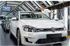  ?? FOTO: MONIKA SKOLIMOWSK­A/DPA-ZENTRALBIL­D ?? Produktion des E-Golf in Dresden. VW-Manager sollen künftig mit E-Autos oder Hybriden unterwegs sein.