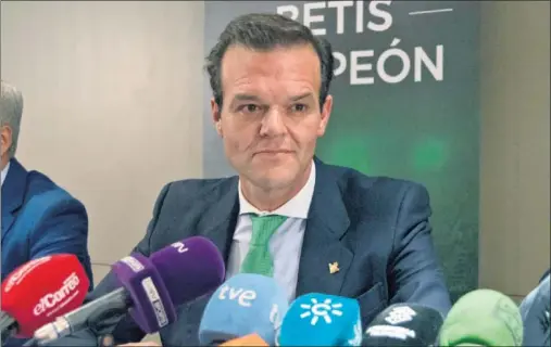  ??  ?? CRÍTICO. Rafael Salas trata de ofrecer soluciones a la mala gestión deportiva realizada por la actual cúpula dirigente en el Betis.