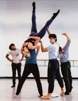  ?? Chris Hardy ?? Osnel Delgado (left) watches dancers during rehearsal for “The Turntable,” which features a revolving disc at its center.