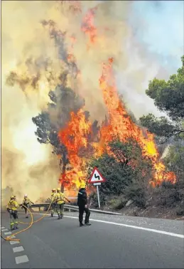  ??  ?? More than 300 firefighte­rs are trying to extinguish flames