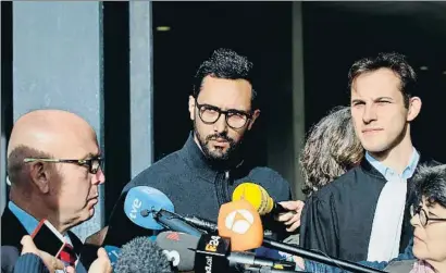  ?? JOSÉ VILLALGORD­O / EFE ?? A la izquierda, el abogado de Valtònyc, Gonzalo Boye, atiende a los medios ante la mirada del rapero