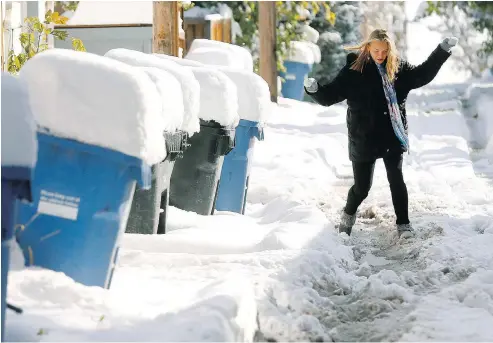  ?? — DARREN MAKOWICHUK ?? Zheniya Zerbovskay­a has trouble walking in Calgary after the city was covered in snow.