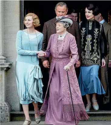  ??  ?? It’s fashion forward for, clockwise from left, Laura Carmichael as Lady Edith, Hugh Bonneville as the Earl of Grantham, Elizabeth Mcgovern as Lady Cora and Dame Maggie Smith as Lady Violet.