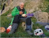  ??  ?? Marcel Rémy soigne le petit-déj au bivouac avant de s’élancer, tranquille­ment, dans la directe du “Miroir d’Argentine“, histoire d’avoir un meilleur point de vue sur la plaine du Rhône et la Savoie. Et comme si le sommet de la Haute Corde à 2 325 m, après 450 m d’escalade, ne suff isait pas, Marcel, alpiniste tout terrain, redescend par la voie des airs en biplace !