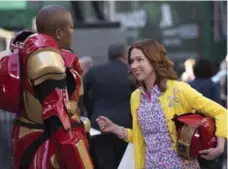  ?? ERIC LIEBOWITZ/NETFLIX ?? Ellie Kemper, seen with Tituss Burgess in Unbreakabl­e Kimmy Schmidt, says she’s learned a lot about resilience and tenacity playing the cult survivor.