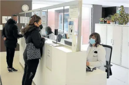  ?? Foto: Javier Bergasa ?? Dos pacientes son atendidos por personal administra­tivo de un centro de salud.