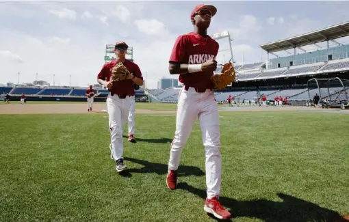  ?? The Associated Press ?? Casey Martin, left, and Arkansas are hungry for a title after coming within an out of the crown last year and falling short.