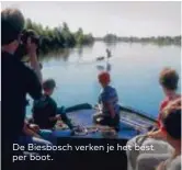  ??  ?? De Biesbosch verken je het best per boot.