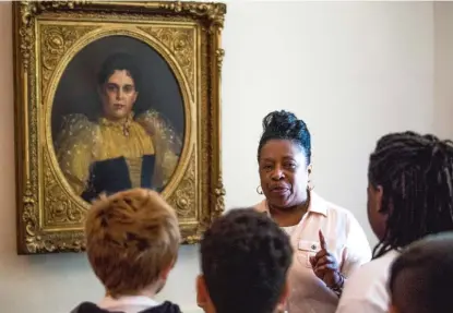  ?? MICKEY WELSH/THE MONTGOMERY ADVERTISER VIA AP ?? Evelyn England gives a tour of the First White House of the Confederac­y to students from Arcadia Elementary School in Tuscaloosa on April 27, 2018, in Montgomery, Ala.