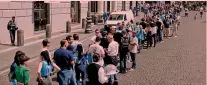  ?? ?? In fila per una foto con la Coppa dei Campioni d’Italia La lunghissim­a coda di tifosi napoletani che in piazza dei Martiri aspettano di fare la foto con la coppa dello Scudetto