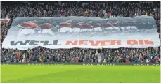  ?? FOTO: AFP ?? Banner beim Liagspiel am Samstag zum Gedenken an die Opfer des Flugzeugun­glücks: „We’ll never die“(„Wir werden niemals sterben“).