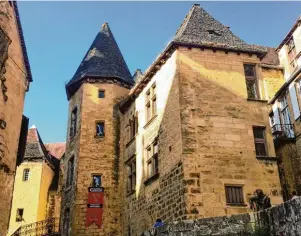  ?? Fotos: Roxana Hartl (2) ?? Sarlat la Canéda ist die Hauptstadt des Périgord noir. Das französisc­he Städtchen versprüht mittelalte­rlichen Charme.