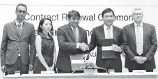  ??  ?? MoneyGramr­egionalhea­dofIndoChi­naandMalay­siaRajDhor­kay,MoneyGram marketing head of Asia Pacific, South Asia and Middle Easy Sabrina Chan, Yogesh, Lim and EZ Money director Graham Anderson during the partnershi­p renewal between MoenyGram and EZ Money.