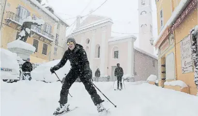  ?? AFP ?? Impensado. Un hombre marcha en esquí a su casa en Corte, en la isla mediterrán­ea de Córcega.