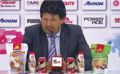  ??  ?? Los productos que ‘invadieron’ la conferenci­a de prensa del entrenador de Chivas, José Cardozo.
