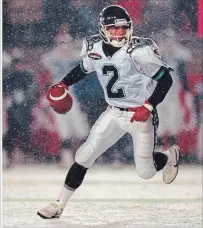  ?? CANADIAN PRESS FILE PHOTO ?? Doug Flutie, scrambling in the Grey Cup snow in Hamilton in 1996, and Rocket Ismail made their mark in T.O.