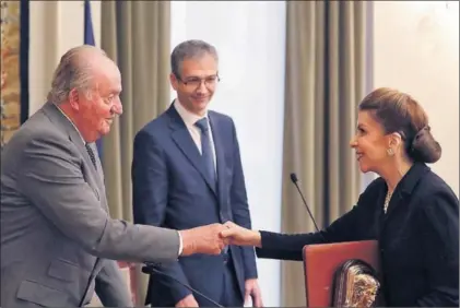  ?? / J. P. G. (EFE) ?? El rey Juan Carlos entrega ayer el premio de Economía que lleva su nombre a Carmen Reinhart.
