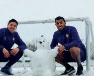  ??  ?? Simeone e Vitor Hugo ieri ai campini in posa davanti a un pupazzo di neve