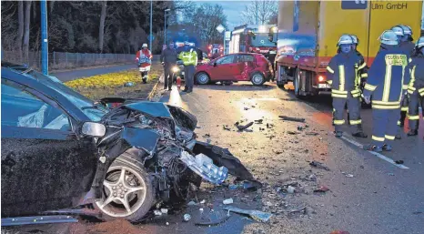  ?? FOTO: AXEL PRIES ?? Trotz der schweren Schäden am Auto: Der 19-jährige Fahrer kam leicht verletzt davon. Im Hintergrun­d die anderen Unfallbete­iligten.