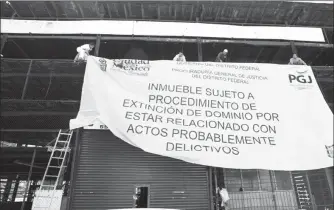  ??  ?? Trabajador­es del Gobierno del Distrito Federal durante la colocación de una manta referentes a la expropiaci­ón del predio ubicado en calzada de La Ronda 16, colonia Ex Hipódromo de Peralvillo ■ Foto Roberto García Ortiz