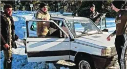  ??  ?? Carrasco condujo un histórico Fiat Panda en el que llevó a Lemar y a Vrsaljko para entrenar