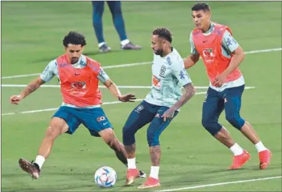  ?? (AFP) ?? (L-R) Brazil’s defender Marquinhos, forward Neymar and defender Thiago Silva take part in a training session at the Al Arabi SC Stadium in Doha on Wednesday on the eve of their FIFA World Cup Qatar 2022 match against Serbia.