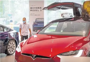  ?? MARK SCHIEFELBE­IN THE ASSOCIATED PRESS FILE PHOTO ?? Many investors, including those using financial data terminals such as Bloomberg’s, were believe Tesla still has to gain more than $25 billion (U.S.) in market value to surpass Toyota.