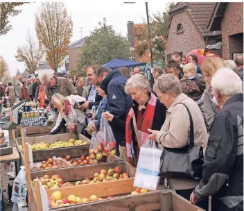  ?? RP-FOTO (ARCHIV): BREUER ?? Die kleine Ortschaft zwischen Geldern und Straelen wird auch am Sonntag wieder aus allen Nähten plätzen. Das Angebot reicht von Obst über Gemüse und Kartoffeln bis hin zu süß oder deftig zubereitet­en Leckereien.