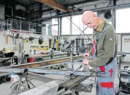  ?? Fotos: Susanne Blersch ?? Bernd Schnelle, Schlosserm­eister und Restaurato­r, bereitet in seiner Werkstatt den Handlauf des Balkons auf.