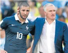  ??  ?? Karim Benzema (izq.) y Didier Deschamps cuando el jugador estaba en la selección.