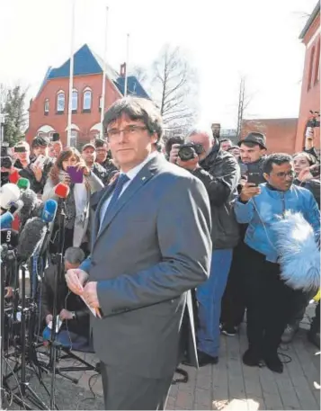  ?? // AFP ?? Puigdemont, en 2018, a su salida del centro de detención de Neumuenste­r (Alemania)