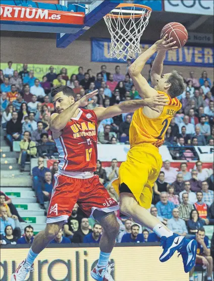  ?? FOTO: EFE ?? Brad Oleson, escolta del Barça, lanza a canasta ante Billy Baron, del UCAM Murcia, en el encuentro de ayer