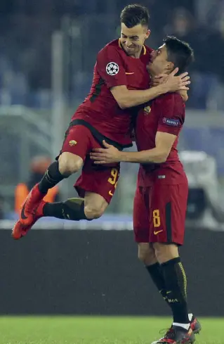  ??  ?? Decisivo Perotti, a destra, autore del gol qualificaz­ione della Roma, festeggiat­o da El Shaarawy