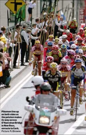  ?? Picture: PJ Browne ?? Pikemen line up on both sides as the peloton makes its way across O’Hanrahan Bridge in New Ross, enroute to Cork.