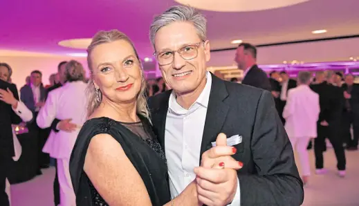  ?? Fotos: Jens Dünhölter ?? Das Königspaar Jens (55) und Sylvia Brockmann (55) zelebriert­e mit 220 Gästen eine erst in den frühen Morgenstun­den endende rauschende Partynacht.