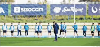  ?? MARILÚ BÁEZ ?? Panorámica de los jugadores del Málaga trabajando en el Ciudad de Málaga.