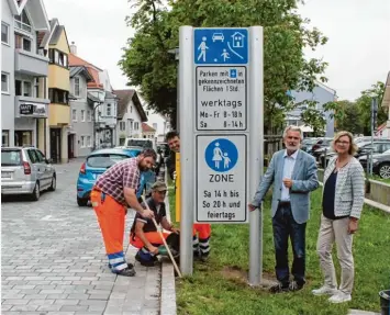  ?? Foto: Petra Straub ?? Jetzt stehen die Schilder, die auf die temporäre Fußgängerz­one in Dießens Mühlstraße hinweisen. Gestern stellten sie die Bau hofmitarbe­iter Thomas Abenthum, Hans Mayr und Siegfried Demmel auf. Bürgermeis­ter Herbert Kirsch und Ordnungsam­tsleite rin...