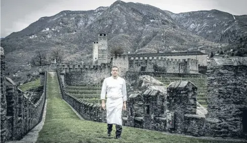  ??  ?? Dal mese di ottobre il 39enne di Biasca guida la cucina del ristorante Castelgran­de e del grotto San Michele