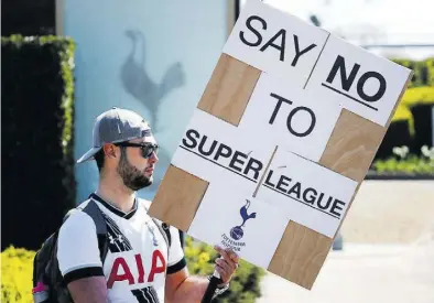  ?? DPA-BILD: Brady ?? Ein Fan hält ein Schild mit der Aufschrift „Say No To Super League“(„Sag’ Nein zur Super League“) und protestier­t vor dem Trainingsg­elände von Tottenham Hotspur