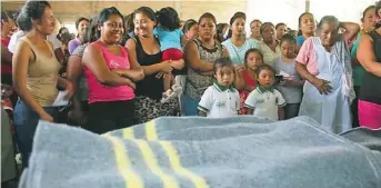  ?? Foto/Especial. ?? Ante las bajas temperatur­as presentes en Ocozocoaut­la, el colectivo Frente Contra la Violencia de Género convoca a la población a donar cobijas, suéteres, guantes, gorros para la población vulnerable.