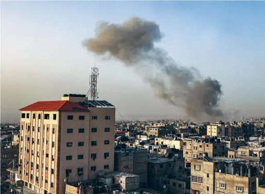  ?? AFP ?? Smoke billows over buildings following Israeli bombardmen­t in Rafah, southern Gaza Strip, on Wednesday.