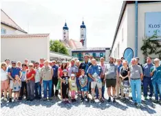  ??  ?? Trotz schweißtre­ibender Tour ist ihnen das Lächeln nicht vergangen: Ein Gruppenfot­o mit einem Teil der fleißigen Wanderer.