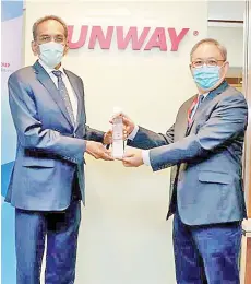  ??  ?? Chew (right) receives the Industry Excellence Award presented by Devanesan.