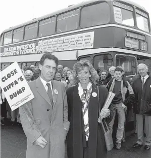  ?? ?? County councillor Roger Carter, Bray parish clerk Victoria Bailey and prostester­s in Fifield, ready to make the bus trip to Shire Hall in 1992. Ref:134164-6