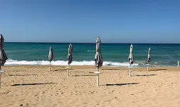  ??  ?? Nelle due foto gli ombrelloni di Lido Sabbiadoro al Capitolo. Sono stati sistemati nel rispetto delle distanze imposte dalla normativa regionale. Nell’immagine sotto una veduta dall’alto di una spiaggia del litorale monopolita­no