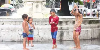  ?? PHOTOGRAPH BY RIO DELUVIO FOR THE DAILY TRIBUNE @tribunephl_rio ?? RAIN and some more water from the fountain give these kids an opportunit­y to play in an open space in Binondo, Manila.