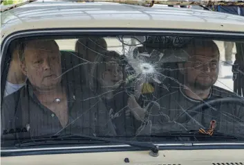  ?? KEYSTONE ?? Una famiglia di Mariupol nella sua automobile dopo i bombardame­nti