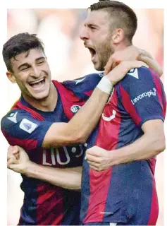  ?? LAPRESSE ?? Riccardo Orsolini, sarà titolare a Cagliari, abbraccia Mattia Bani