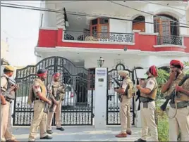  ?? PARDEEP PANDIT/HT ?? Policemen in bulletproo­f jackets during a raid at a house in Hardayal Nagar area of Jalandhar on Friday, and (below) the police arrested four of gangster Vicky Gounder’s aides.